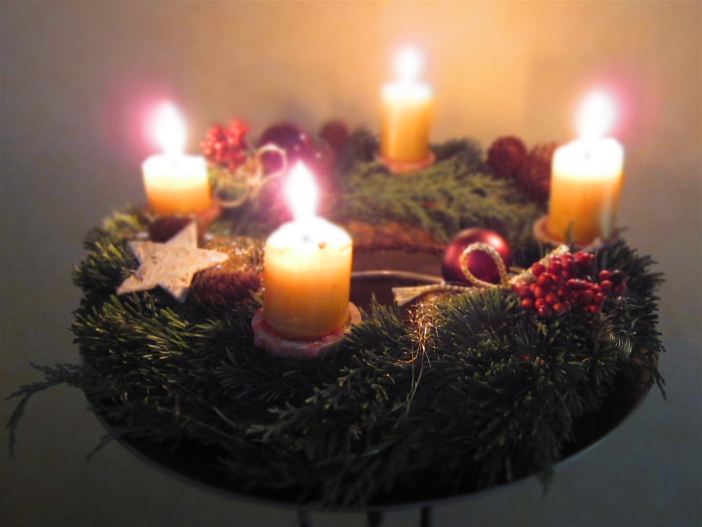 Adventskranz mit 4 brennenden Kerzen